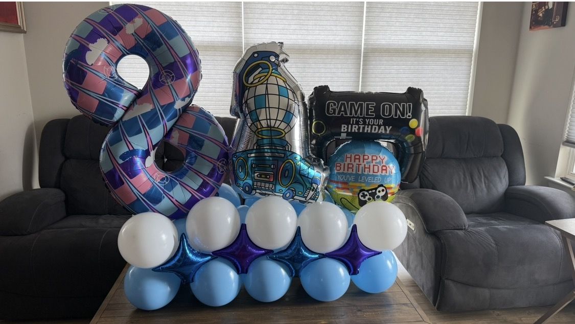 Themed balloon tabletop display
