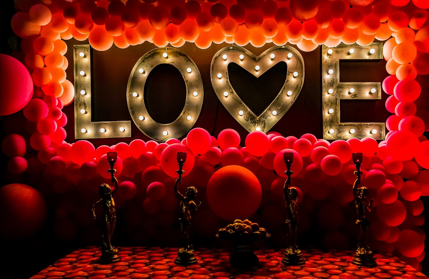 romantic-themed-interior-decor-restaurant-valentine-s-day_181624-33540